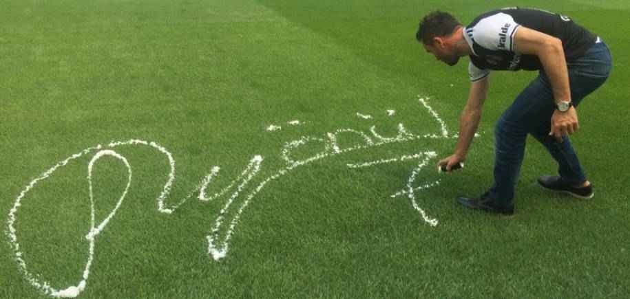 Gökhan Gönül, Vodafone Arena’ya İmzasını Attı